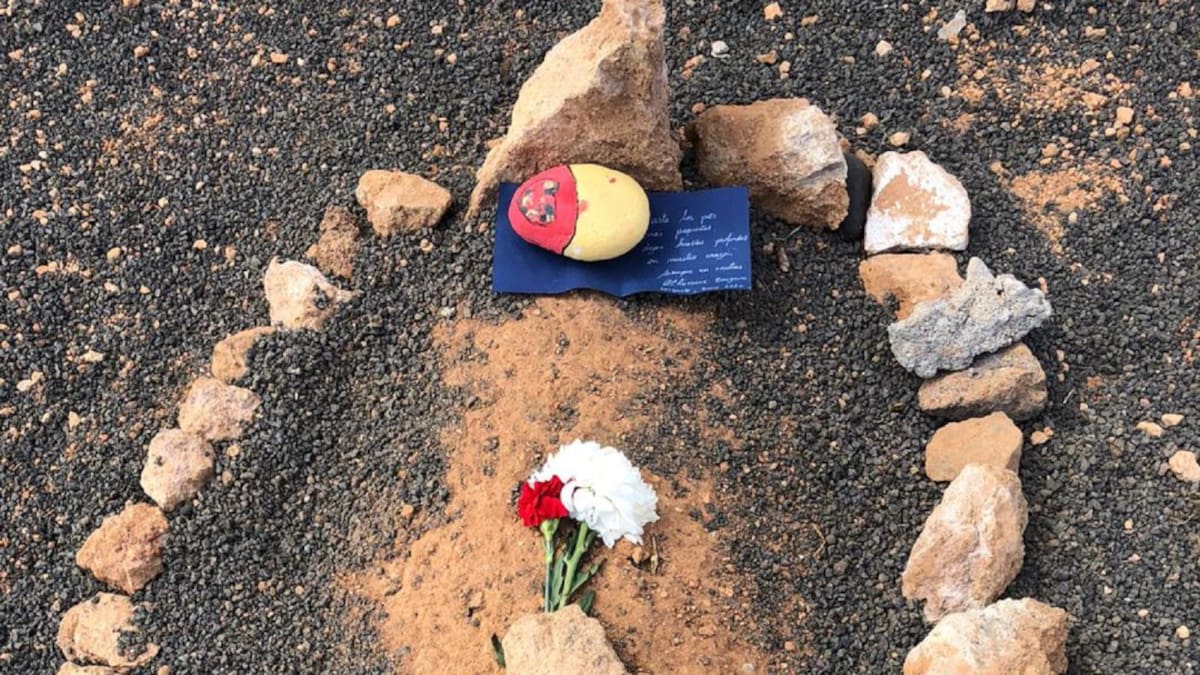 Aparece un emotivo mensaje y una flor en la tumba del pequeño Alhassane Bah