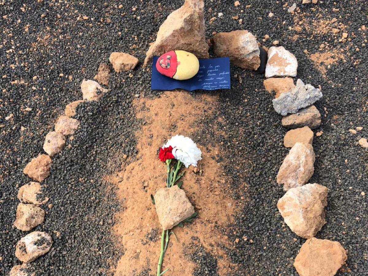 Aparece un emotivo mensaje y una flor en la tumba del pequeño Alhassane Bah