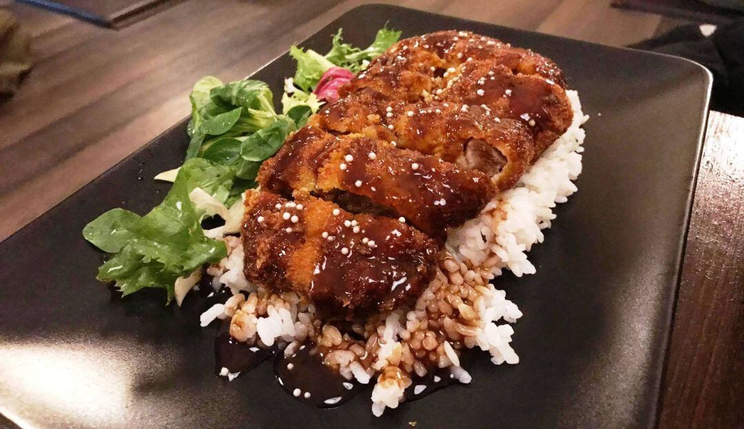 Katsudon, chuleta tonkatsu empanada