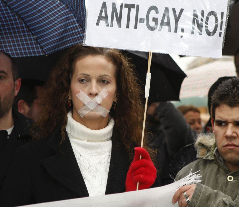 Carla Antonelli, durante la concentración convocada por el Colectivo de Lesbianas, Gays, Transexuales y Bisexuales de Madrid (COGAM) en protesta contra la actitud del Vaticano sobre estas personas, que tuvo lugar hoy en la explanada de la catedral de la A