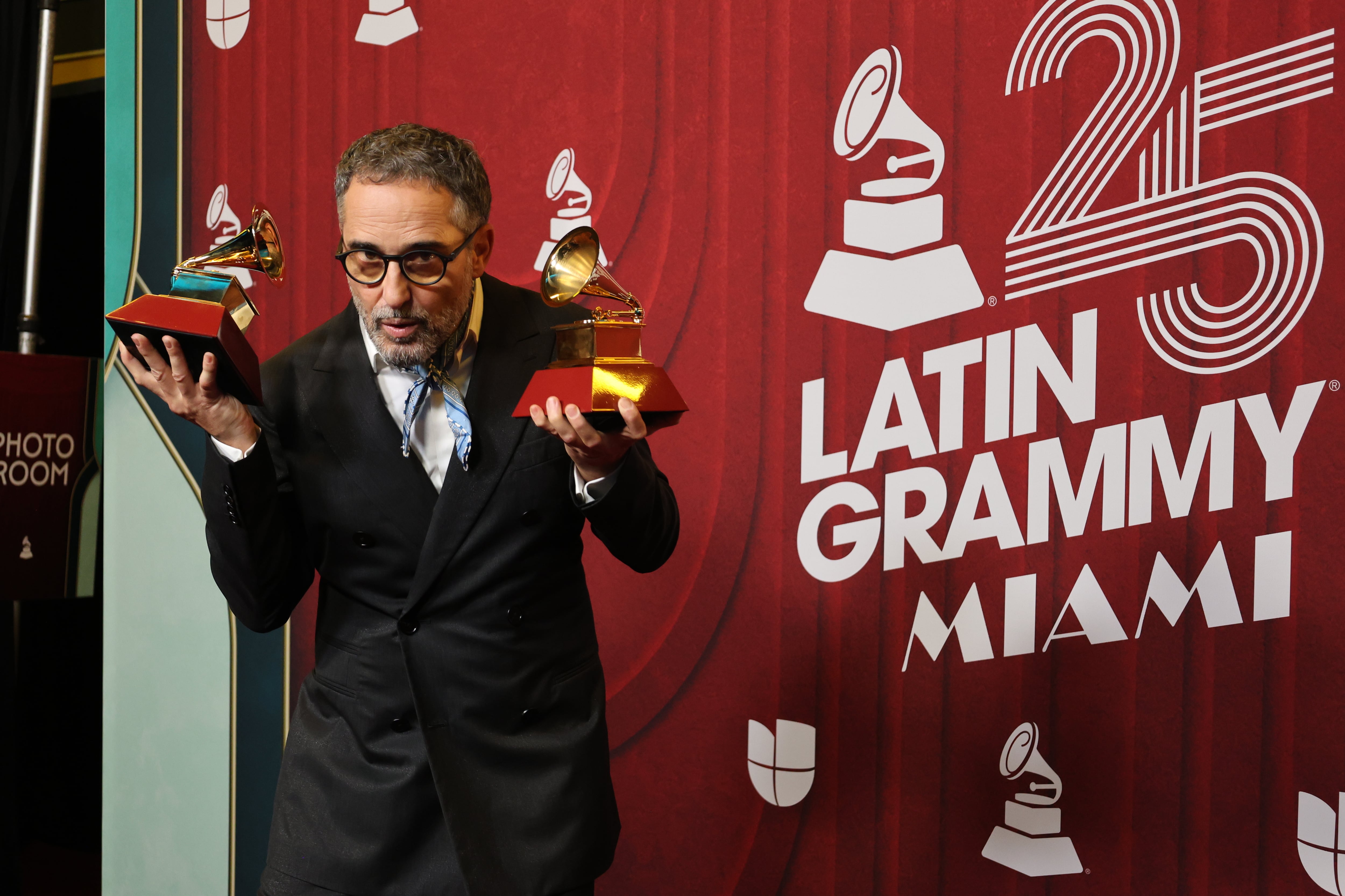 El cantante uruguayo Jorge Drexler, posa con sus premios. EFE/ Octavio Guzmán