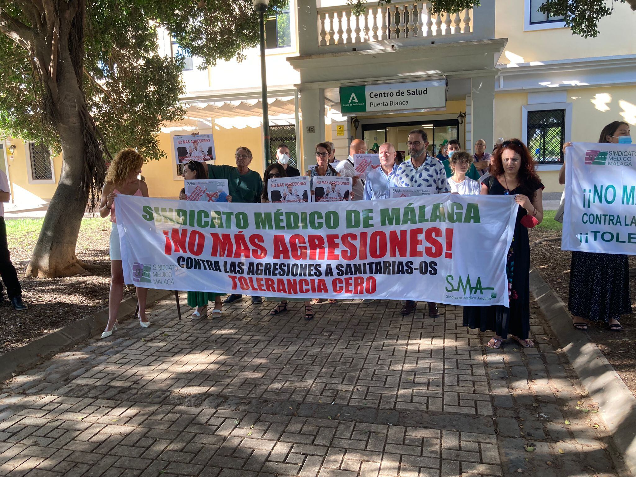 El Sindicato de Médicos de Andalucía a las puertas del centro de salud de Puerta Blanca, Málaga