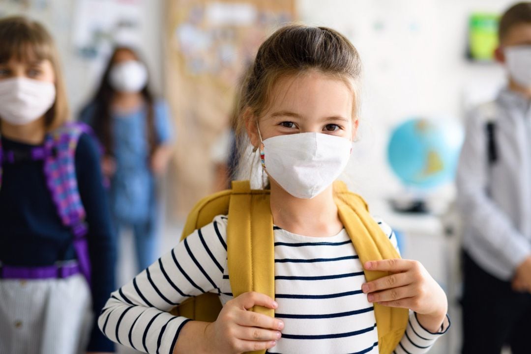 Una niña asiste a la escuela. 