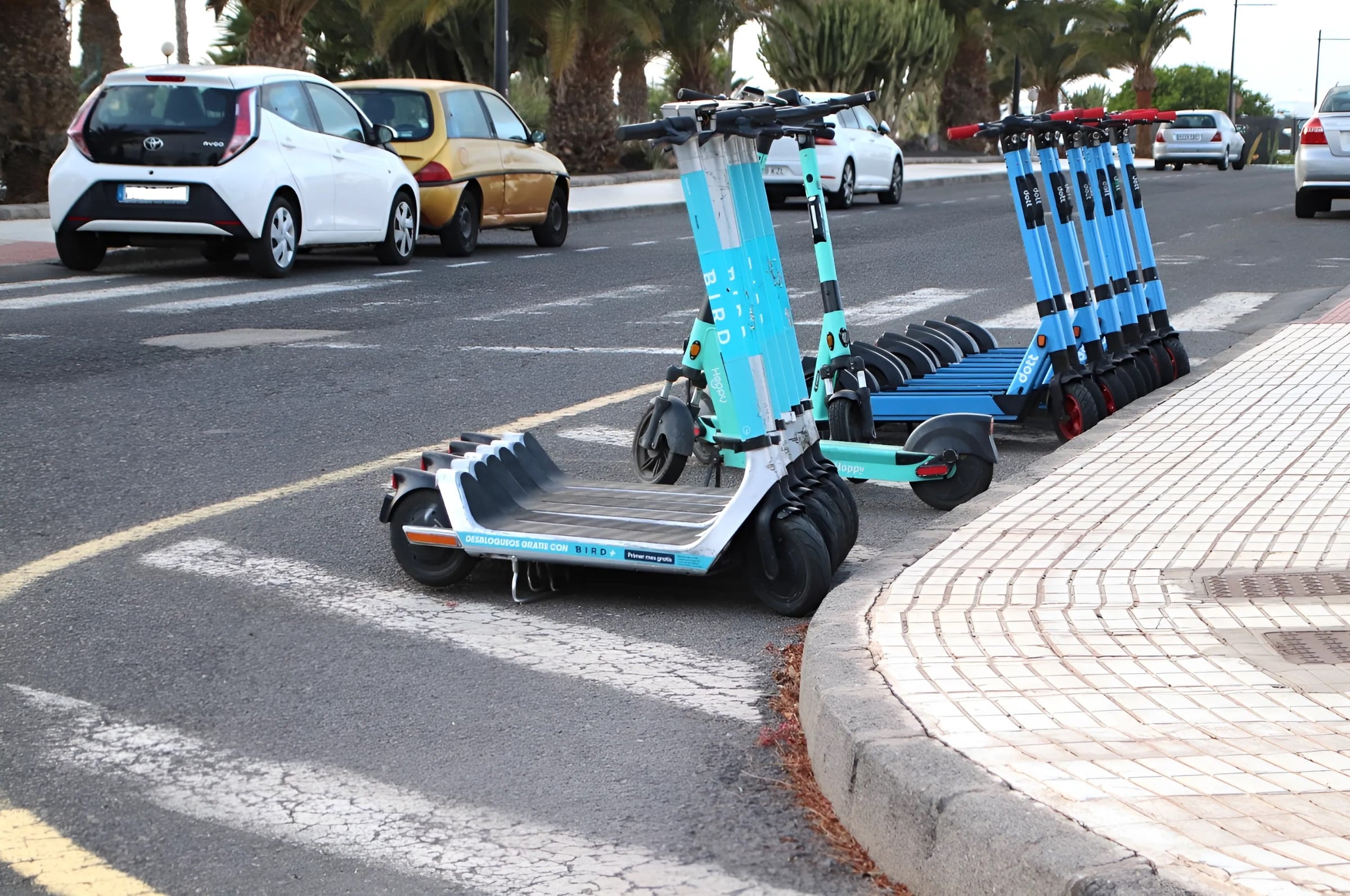 Patinetas eléctricas en una calle de Playa Blanca, en el municipio lanzaroteño de Yaiza.