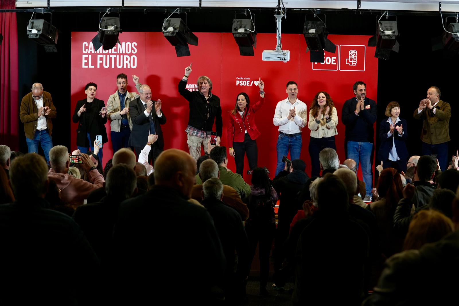 El ministro Hereu junto al candidato Carlos Martínez y miembros de la candidatura por León