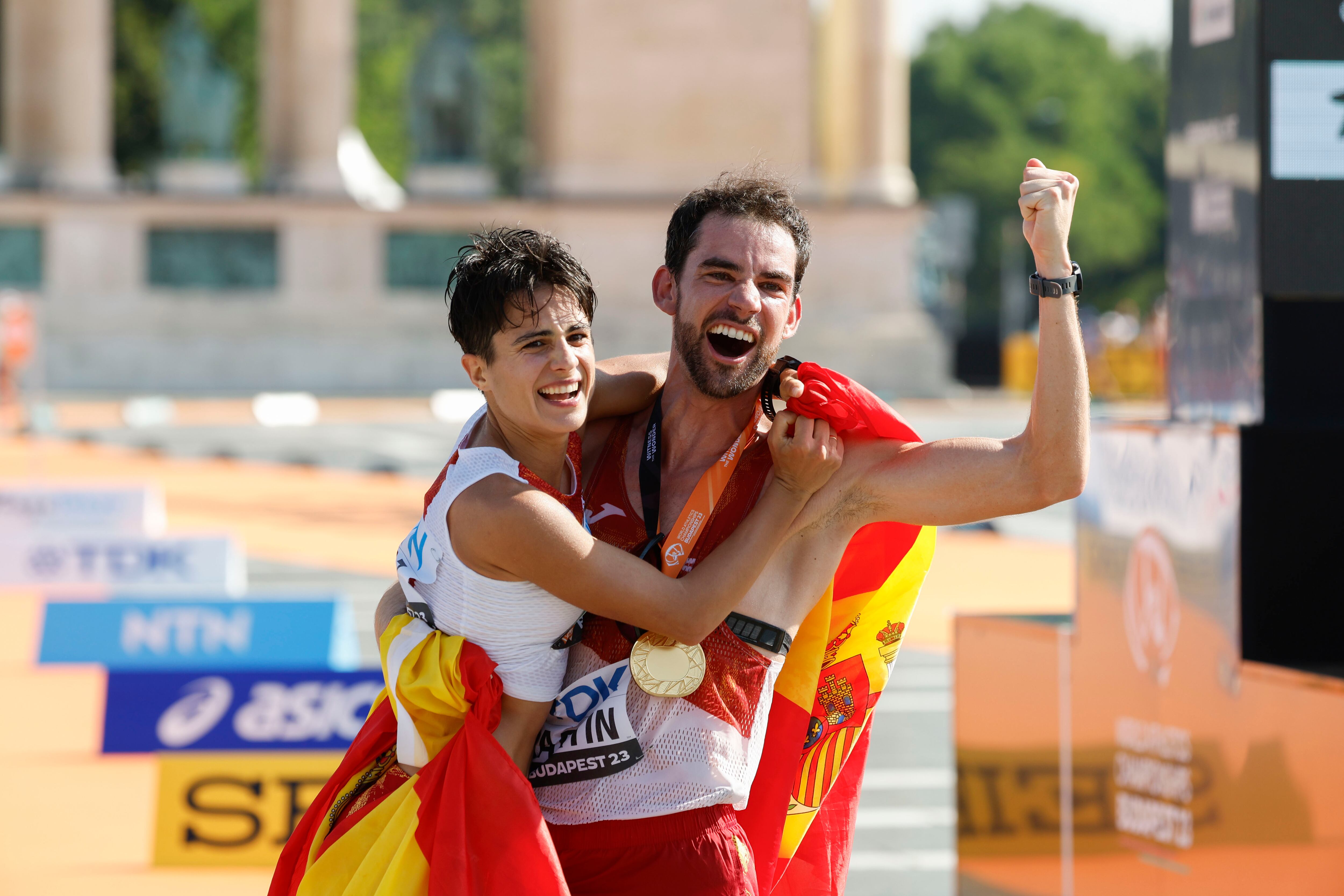 Lo marchadores españoles Álvaro Martín y María Pérez muestran su alegría con la medalla de oro colgada como campeones del mudo de los 35 kilómetros marcha en la sexta jornada de los Mundiales de atletismo que se disputan en Budapest. EFE/ Javier Etxezarreta