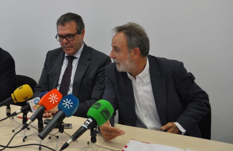 Carlos Fenoy, presidente de la Cámara de Comercio, y Salvador De la Encina, diputado nacional del PSOE.