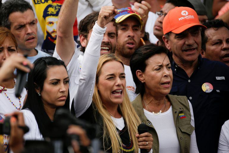 Lilian Tintori, la esposa del político encarcelado Leopoldo López y su madre en una manifestación apoyando a los prisioneros políticos y en contra del gobierno de Nicolás Maduro.