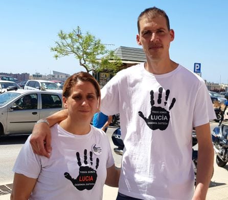 Los padres de Lucía Vivar este jueves en la Ciudad de la Justicia