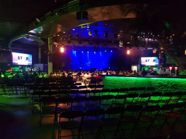 La sala La Riviera durante la llegada del público al concierto de Triángulo de Amor Bizarro