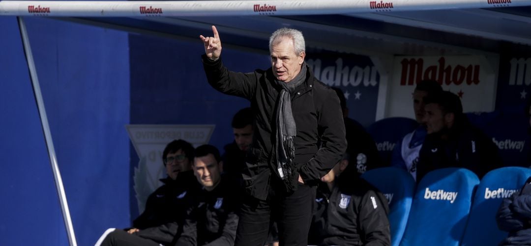 Javier Aguirre da instrucciones a sus jugadores desde el banquillo de Butarque.