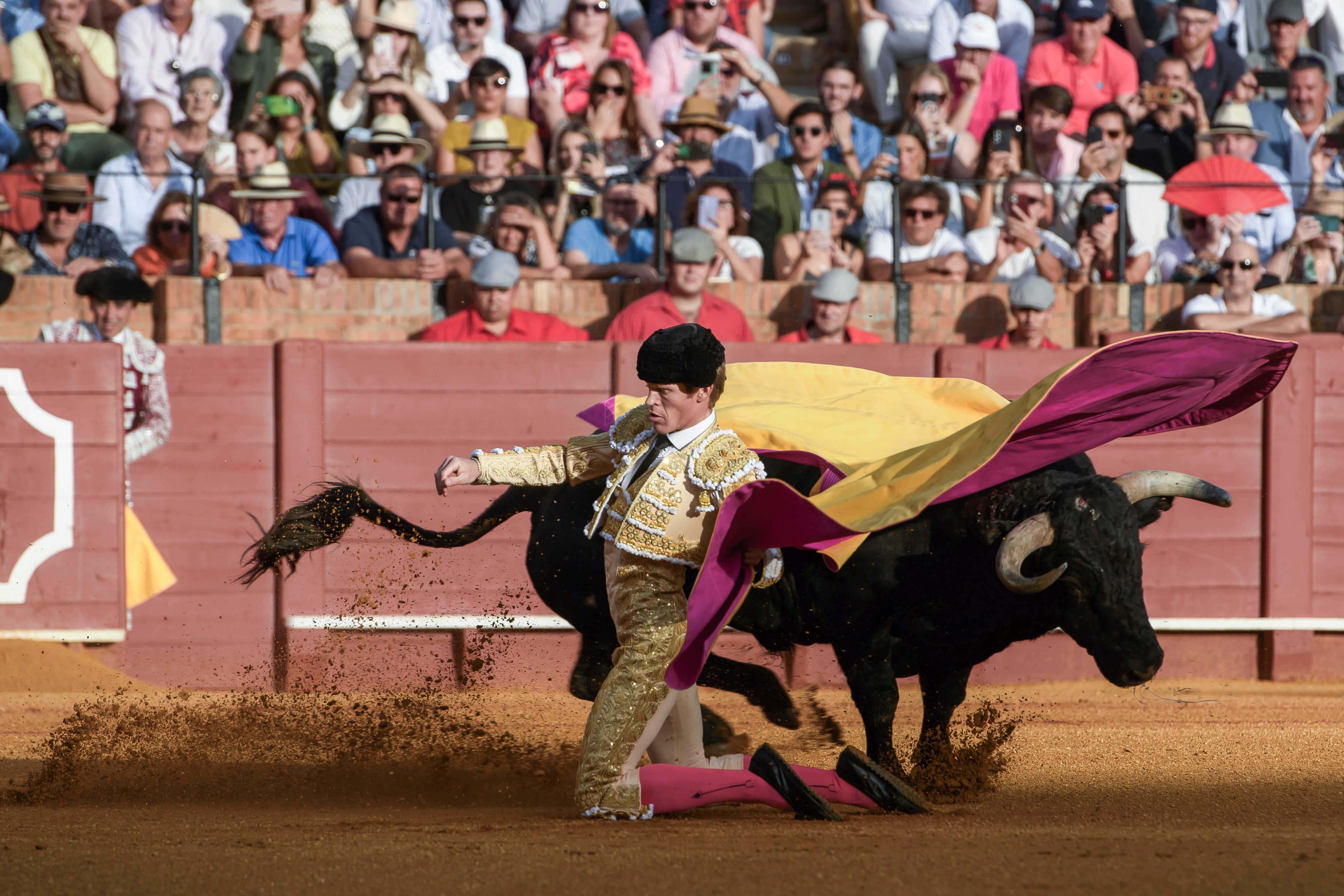 SEVILLA, 28/09/2024.- El diestro Borja Jiménez en su primer toro de la tarde en el festejo 23 de abono perteneciente a la Feria de San Miguel, en la plaza de la Maestranza de Sevilla. EFE/ Raúl Caro
