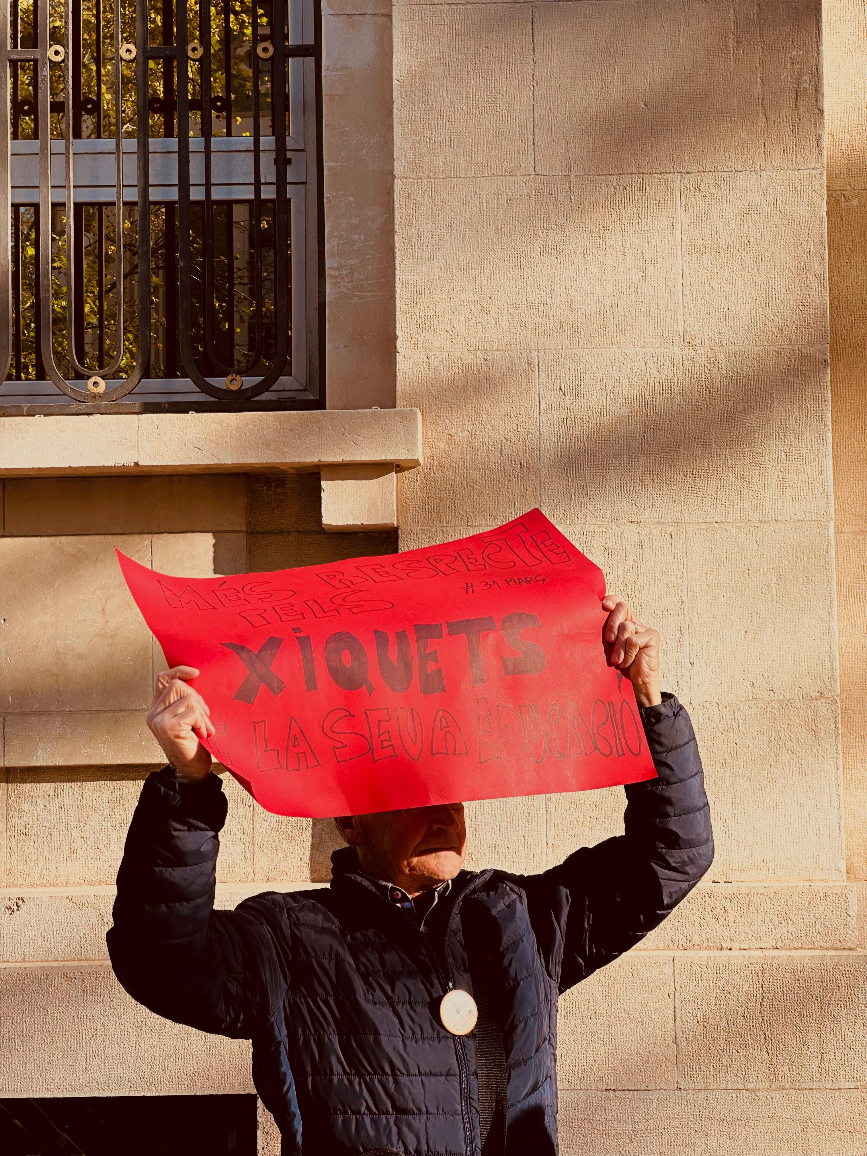 Un manifestante en Xàtiva. Fuente: Radio Xàtiva Cadena SER