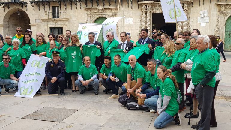 Pol Bueso, Moha y Samuel, junto a los miembros de la Plataforma Cero