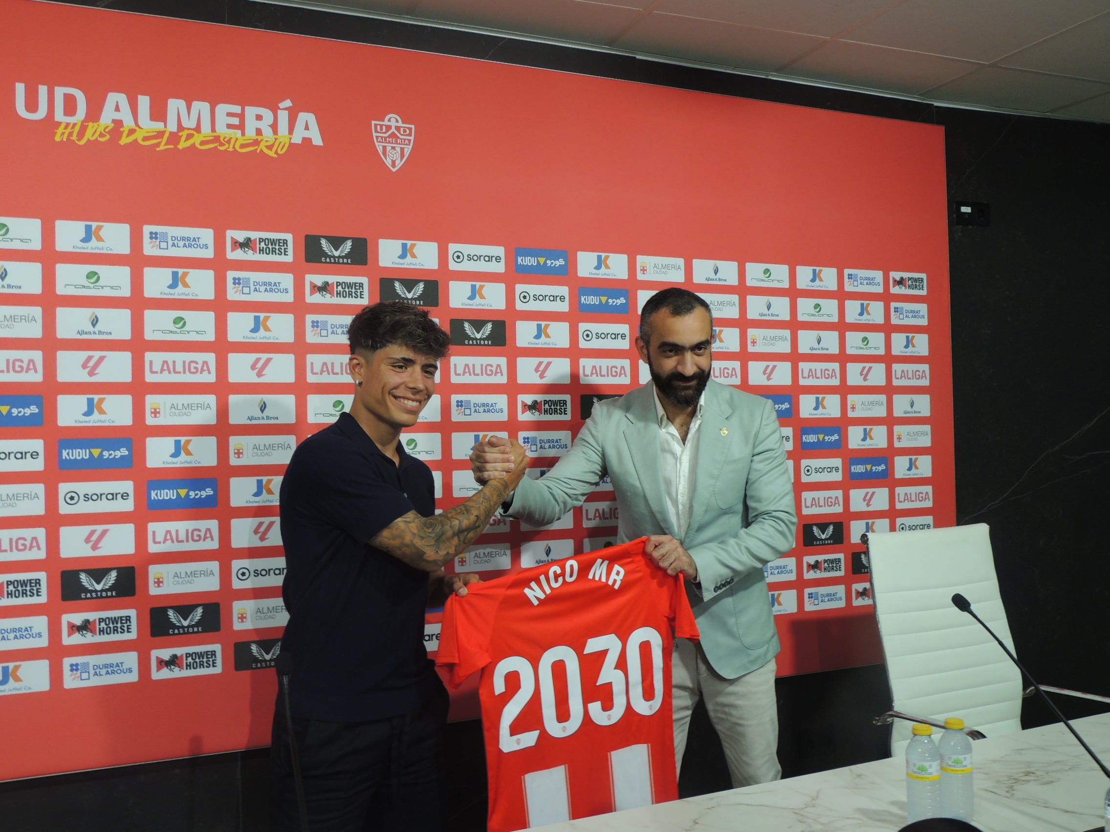 Mohamed El Assy presentando al único fichaje de la temporada.