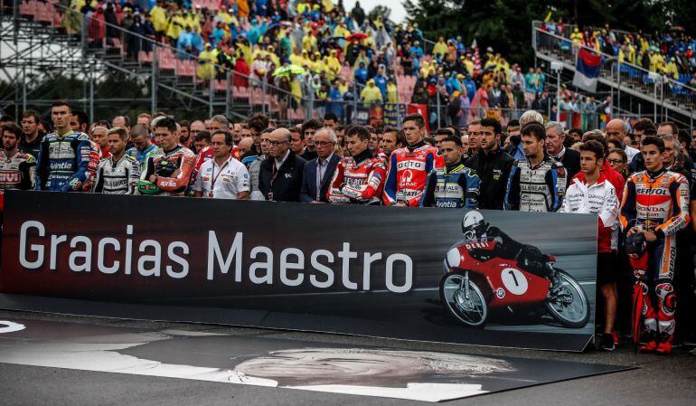 El mundo del motociclismo guarda respetuosamente el minuto de silencio