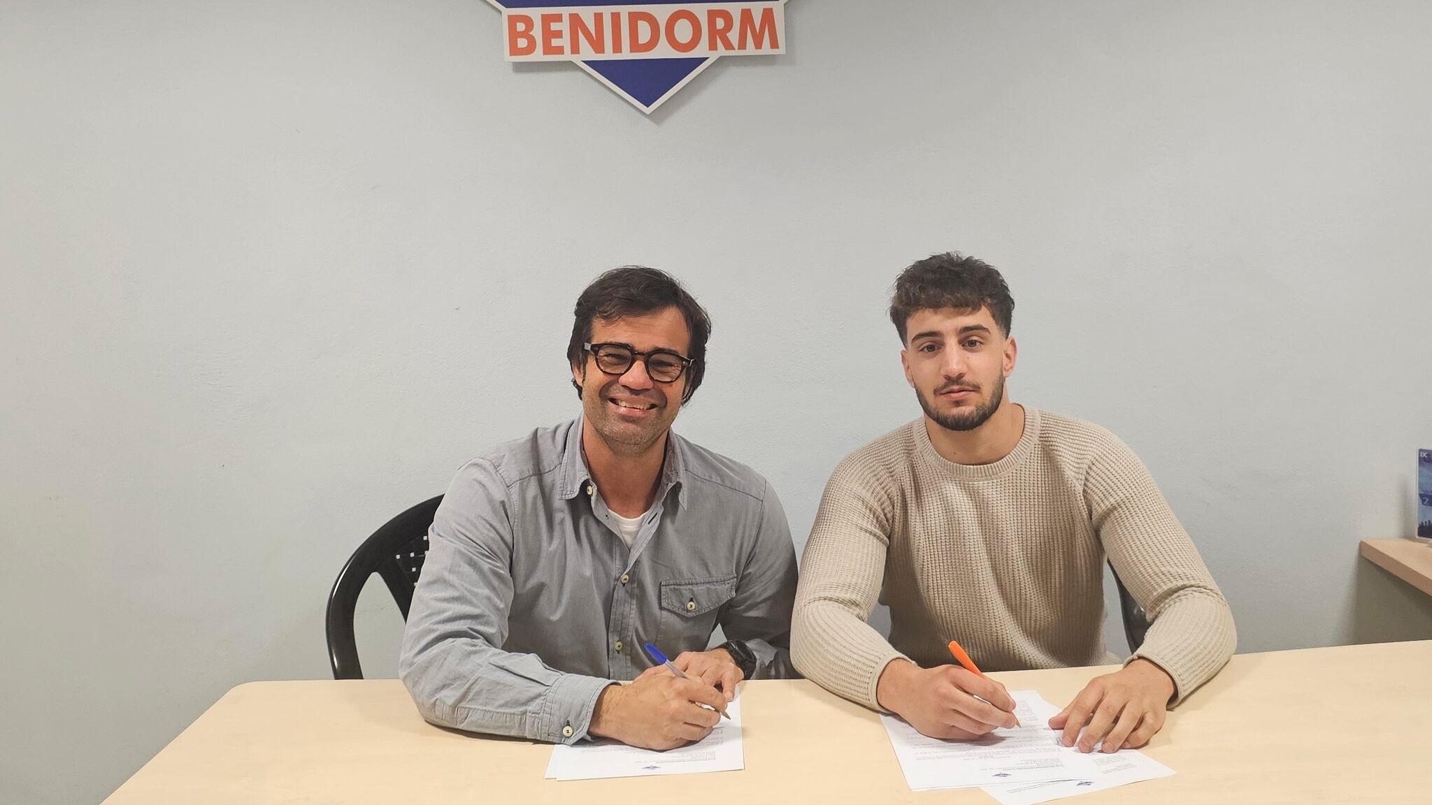 Juan Carlos Sempere firmando su renovación con el Bm. Benidorm