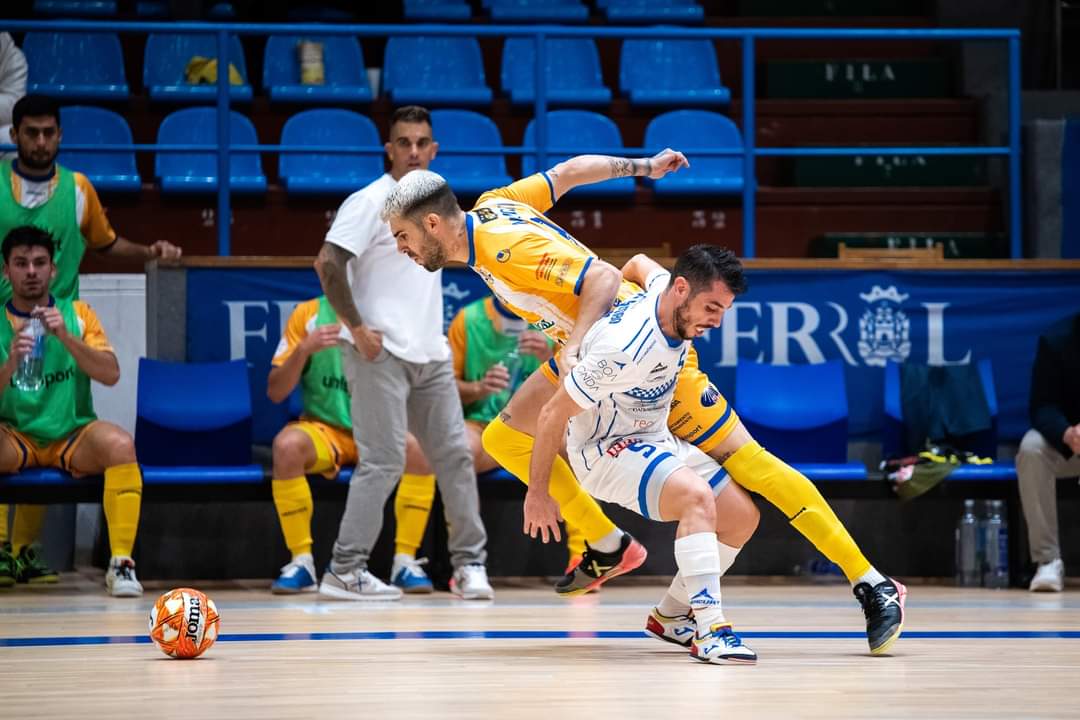 malaguti intenta irse de un rival en el partido jugado en Ferrol