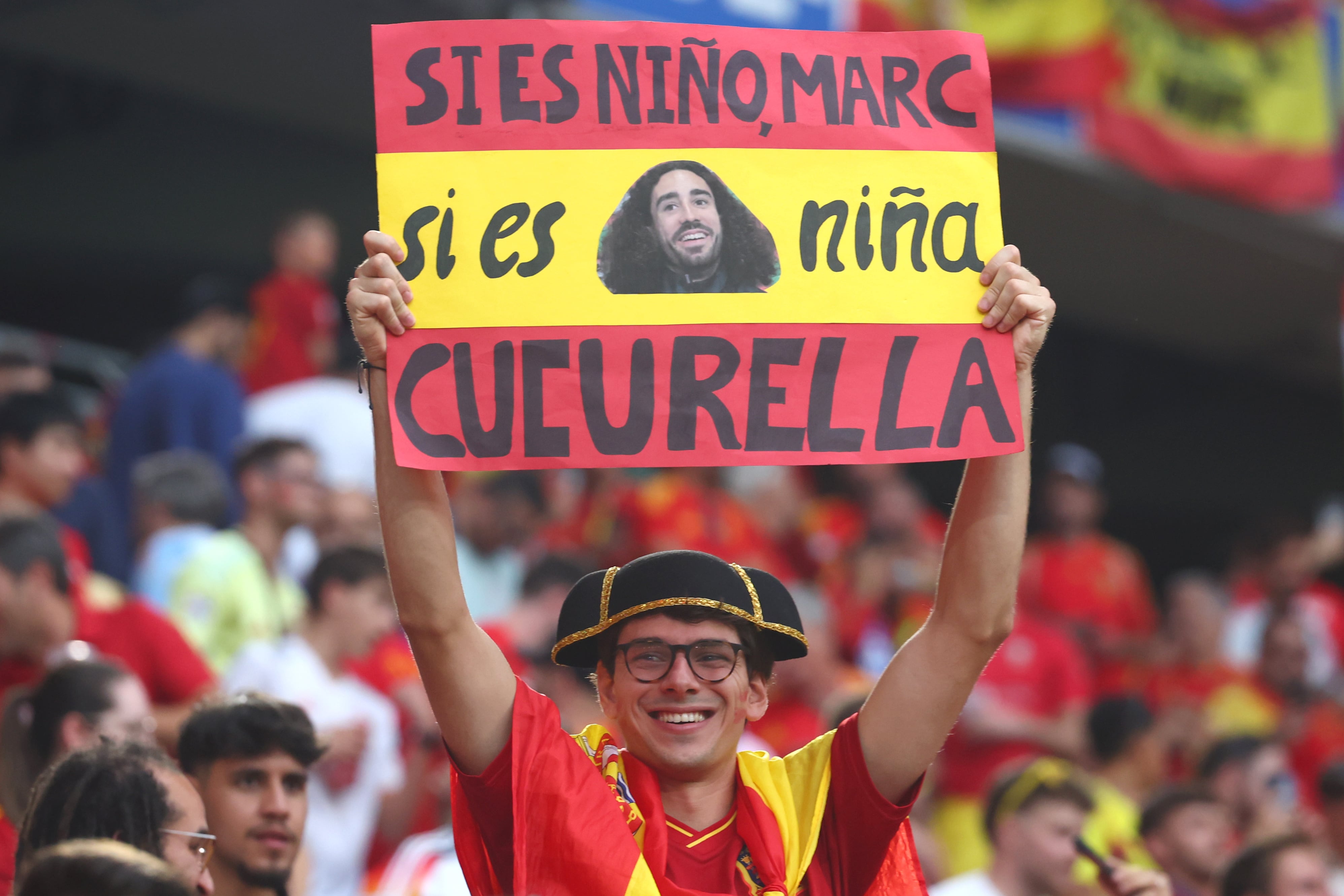 Uno de los aficionados españoles en el partido muestra una pancarta de apoyo para Marc Cucurella