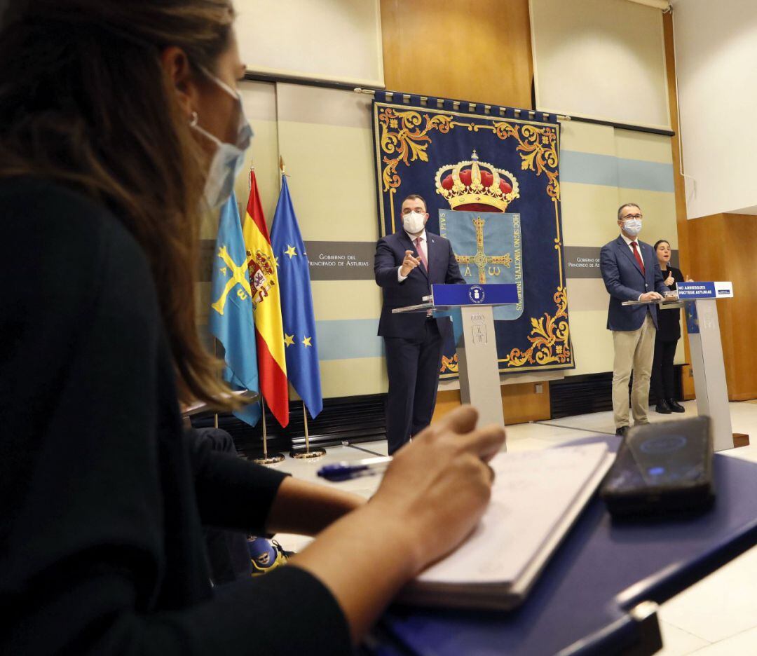 Adrián Barbón durante una rueda de prensa junto al consejero de Salud, Pablo Fernández.