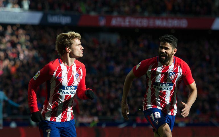 Diego Costa celebra con Griezmann un gol del Atlético