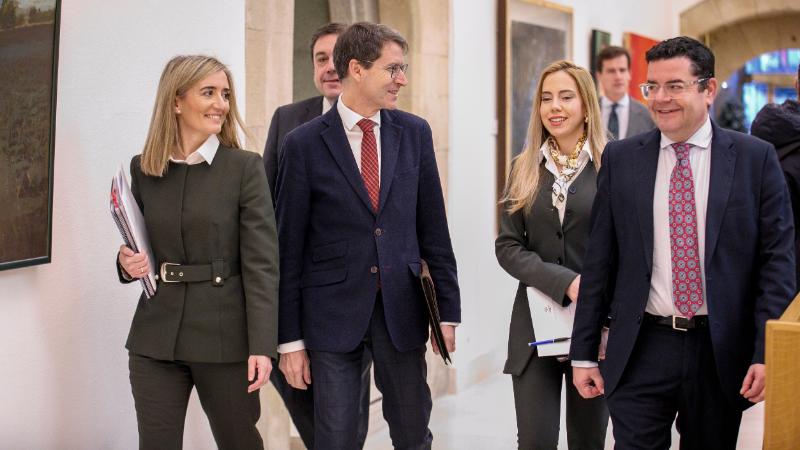 El presidente de La Rioja, Gonzalo Capellán, junto a la presidenta del Parlamento, Marta Fernández; la portavoz parlamentaria del PP, Cristina Maiso, y el consejero de Hacienda, Alfonso Domínguez, en el pleno de aprobación de los presupuestos de La Rioja para 2025 | Gobierno de La Rioja