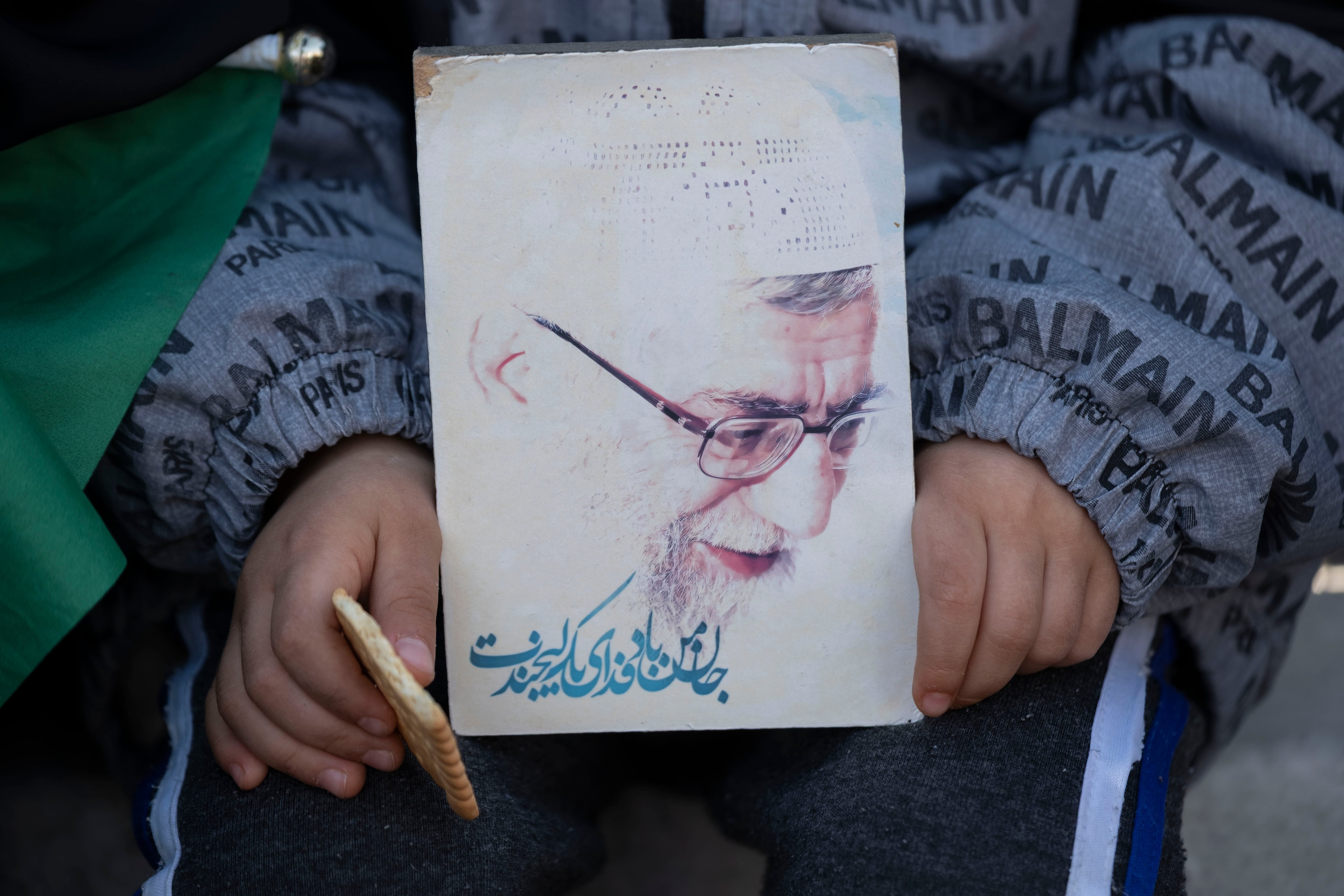 Un niño iraní sostiene un retrato del líder supremo de Irán, el ayatolá Alí Jamenei, durante una manifestación en Teherán, Irán, el 1 de marzo de 2026.