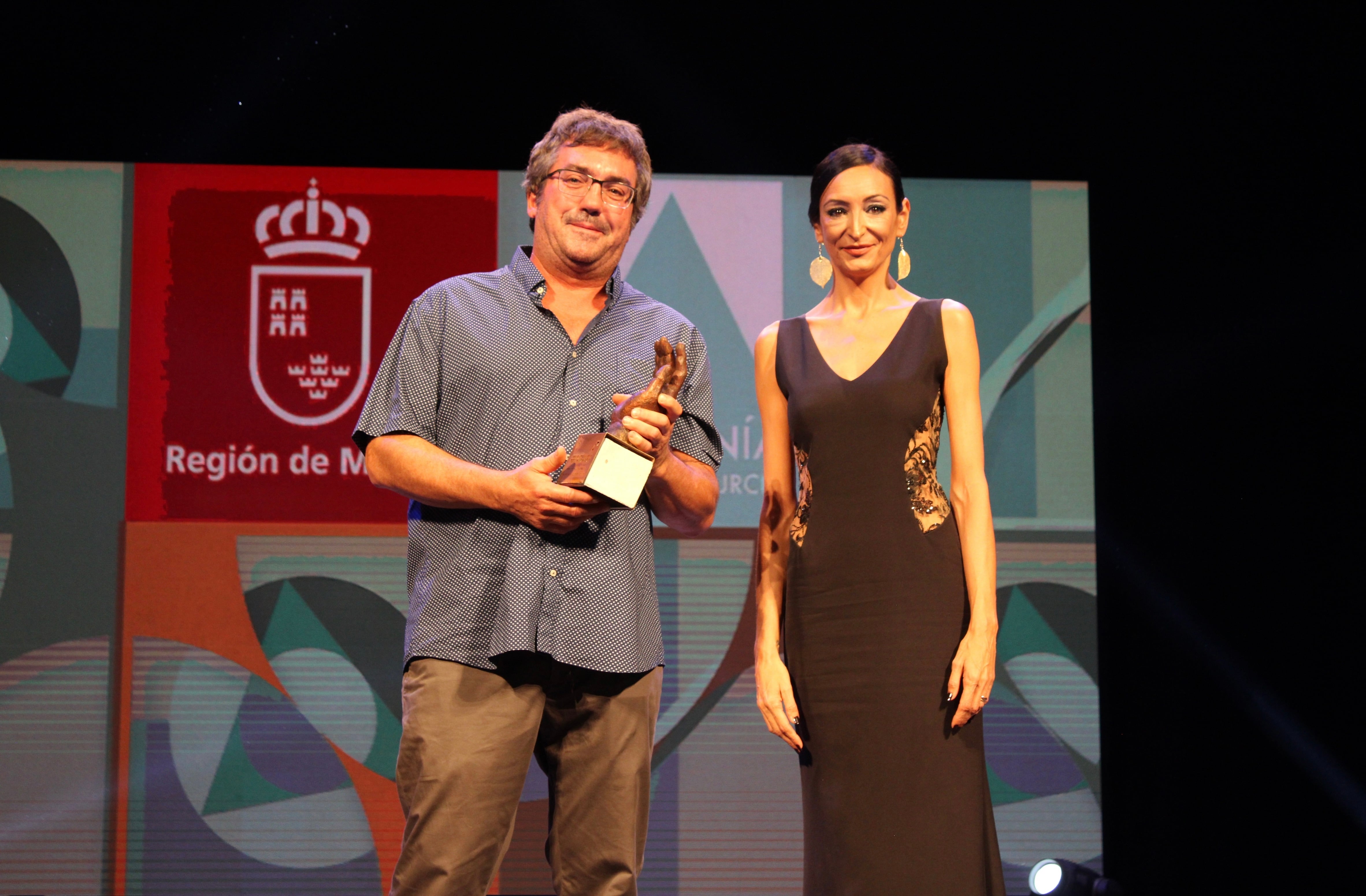 La consejera de Empresa, Empleo, Universidades y Portavocía, Valle Miguélez,  entrega el Premio Regional de Artesanía al artesano creativo del vidrio y metal Ismael Cerezo ‘Flyppy’, en la Gala celebrada esta tarde en Lorca.