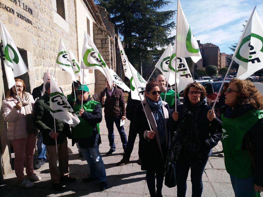 Representantes de CSIF a las puertas de la Delegación Territorial en la Junta de Castilla y León 