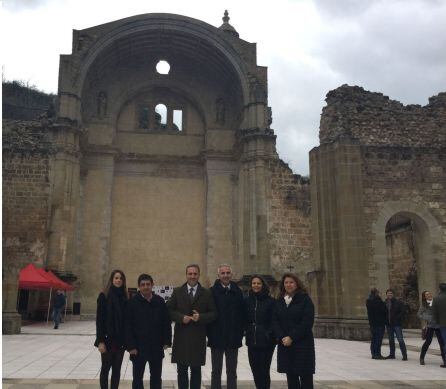 El alcalde de Cazorla, Antonio J. Rodríguez (en el centro), junto al presiendete de la Diputación, Francisco Reyes, el consjeror de cultura, Miguel Ángel Álvarez, la delegada de gobierno, Ana Cobo, delegada de cultura, Pilar Salazar, y concejala de cultur