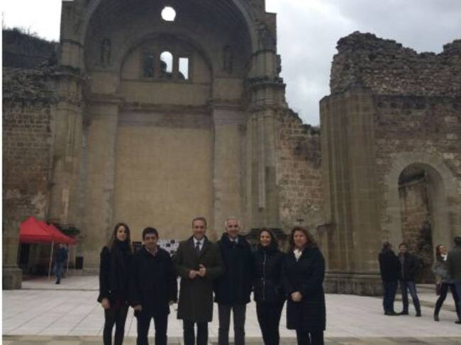 El alcalde de Cazorla, Antonio J. Rodríguez (en el centro), junto al presiendete de la Diputación, Francisco Reyes, el consjeror de cultura, Miguel Ángel Álvarez, la delegada de gobierno, Ana Cobo, delegada de cultura, Pilar Salazar, y concejala de cultur