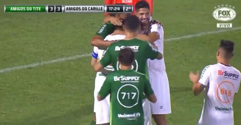 Jugadores de ambos equipos felicitan a Jackson Follman tras el gol