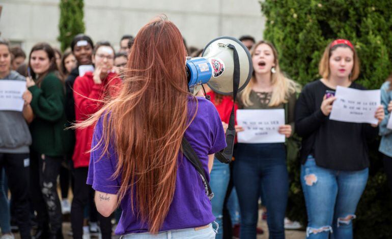 Estudiantes de Bachillerato se manifiestan frente a la Facultad de Filosofía y Letras del Campus de Cáceres 