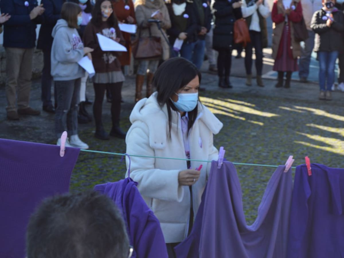 Mos desprega o seu "Tendal dos soños rotos" para visibilizar a violencia sufrida polas mulleres vítimas