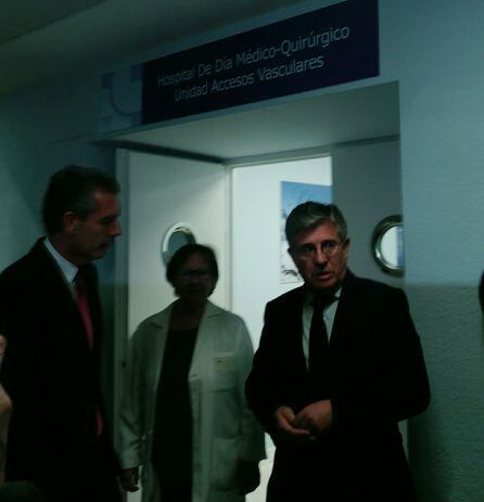 Rafael López (d) ha visitado las dependencias del Hospital de Día Médico-Quirúrgico