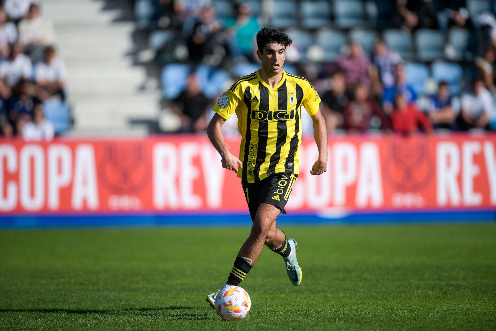 Mangel, con el Real Oviedo, ante la Gimnástica de Torrelavega