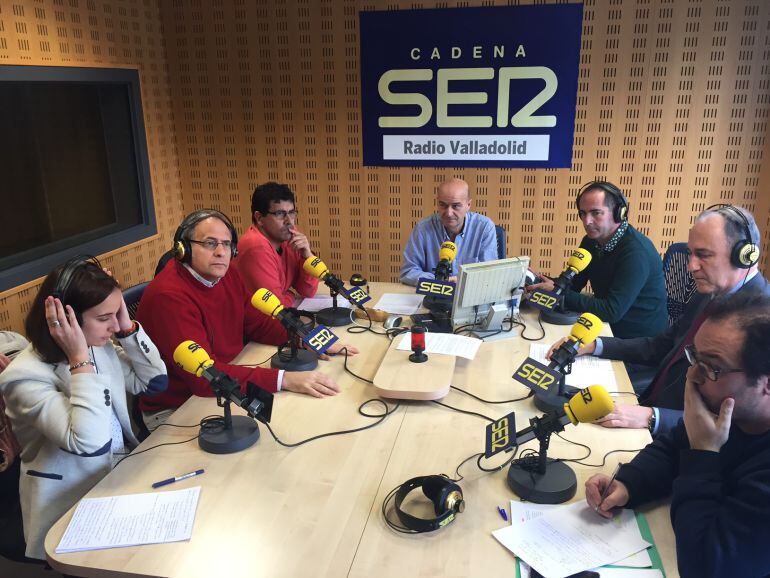 Los cinco portavoces junto a los moderadores de Radio Valladolid