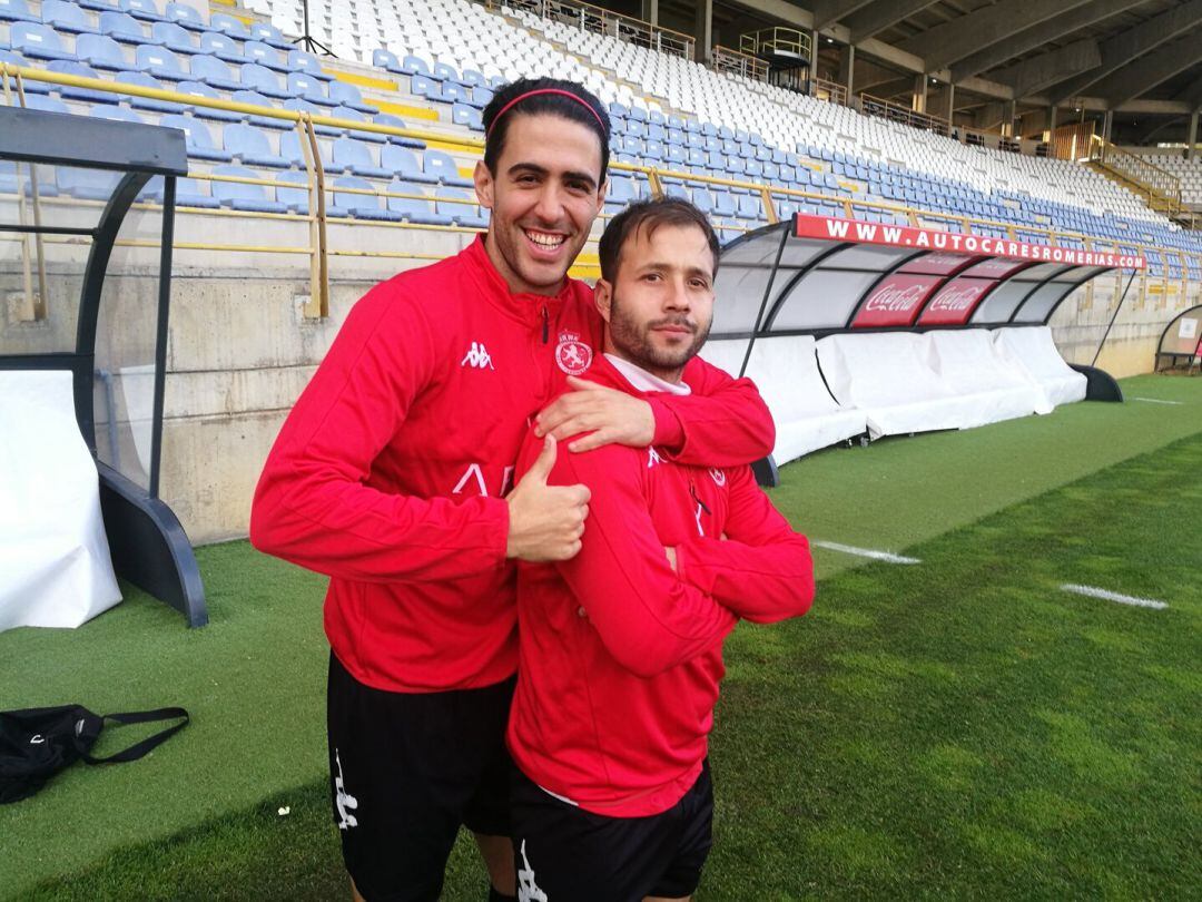 Estellés, en la foto junto al capitán Martínez, abandona la Cultural
