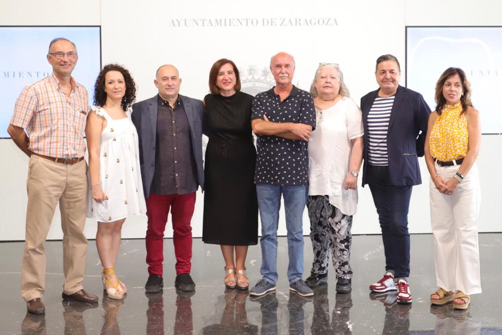 La vicealcaldesa de Zaragoza, Sara Fernández, junto a las entidades de la jota de Aragón