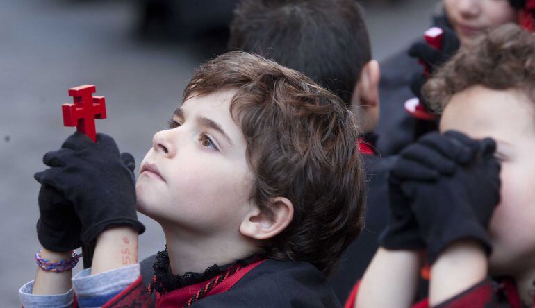 Dos pequeños cofrades en la procesión de Penitencia y Caridad