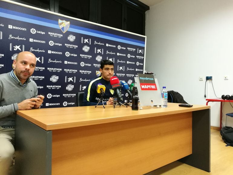 Chory Castro, junto al jefe de prensa del Málaga, Francisco Ceballos