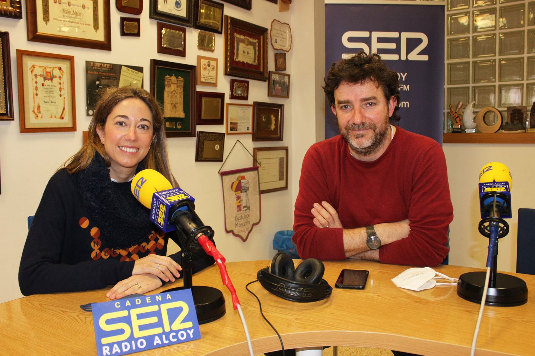 Àngela Linares y Jaume Puchades en el estudio central de Radio Alcoy
