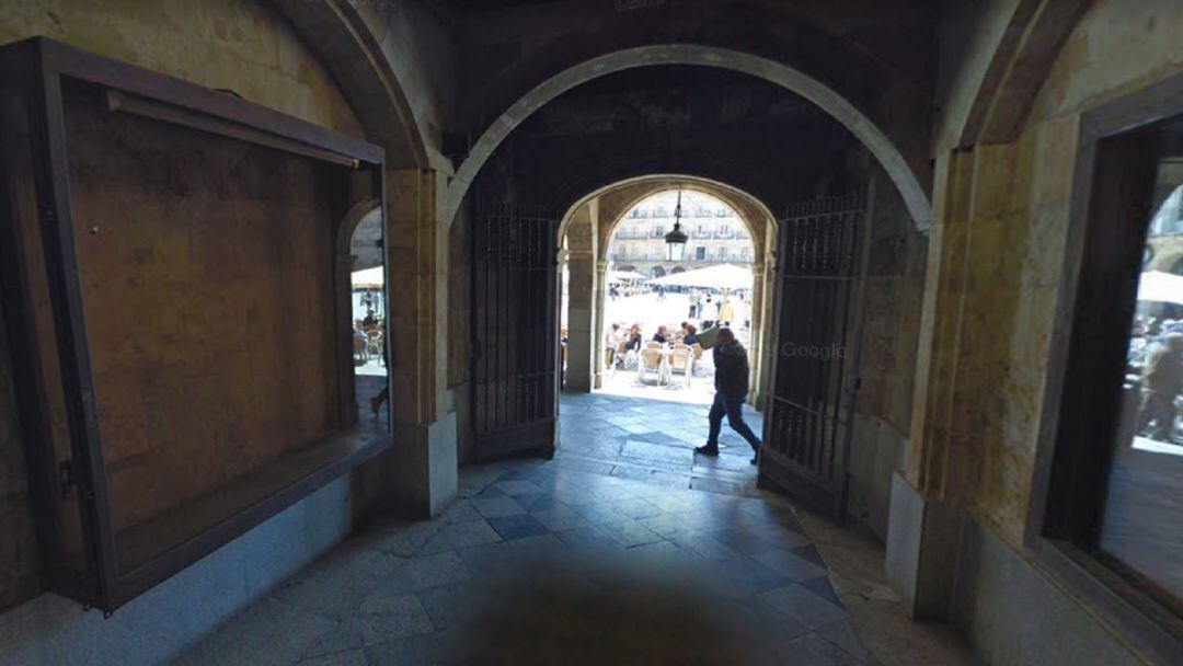 Pasaje de la Caja de Ahorros entre la Plaza Mayor y Espoz y Mina.