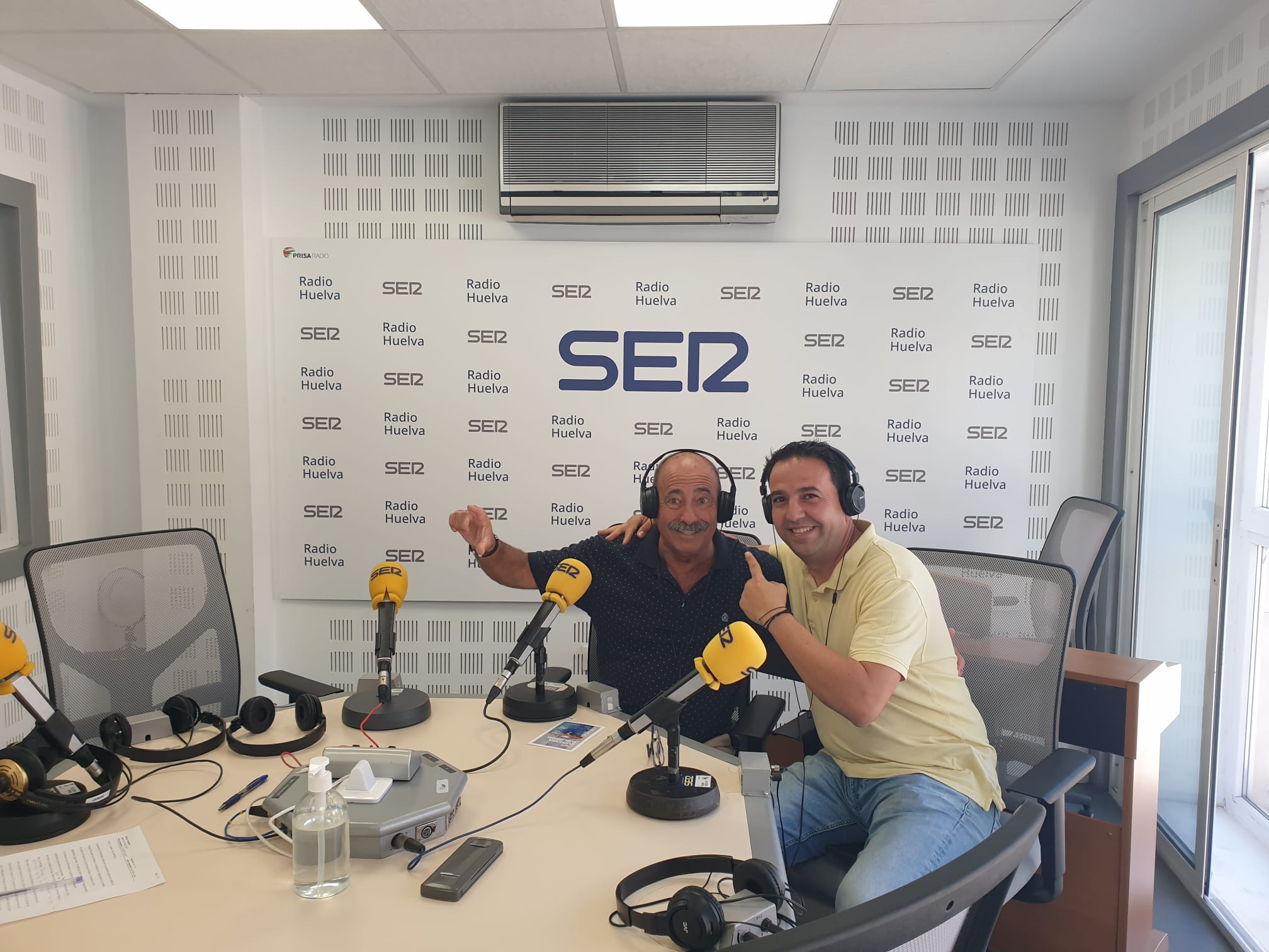 Chema Riquelme, artista plástico onubense, junto al ex director de la Escuela de Arte León Ortega, Antonio García