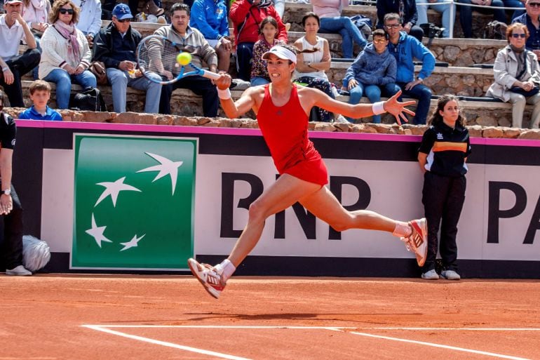 Garbiñe Muguruza devuelve la bola a la paraguaya Montserrat González en partido de la eliminatoria entre España y Paraguay.