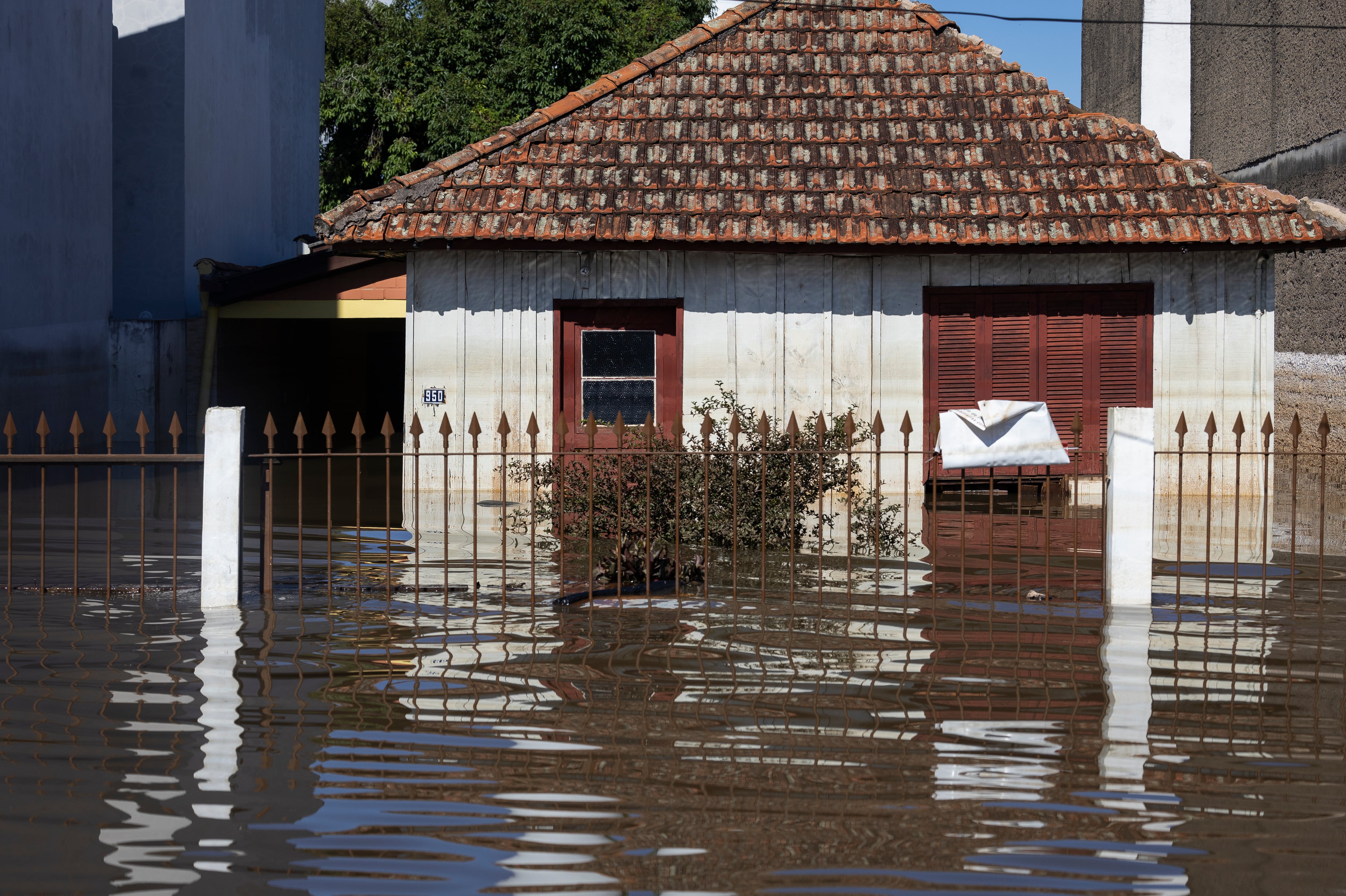 AME4999. CANOAS (BRASIL), 09/05/2024.- Fotografía de una casa afectada por una inundación este jueves en Canoas, región metropolitana de Porto Alegre (Brasil). El Gobierno brasileño agradeció este miércoles la ayuda humanitaria enviada por Argentina a los damnificados por las inundaciones de la última semana en el sur de Brasil, que han dejado 108 muertos, en una nueva muestra de que las relaciones entre ambos países se siguen distendiendo. EFE/ Isaac Fontana
