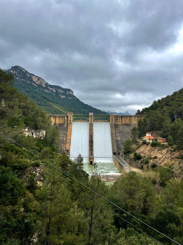 El pantano de Ulldecona con el agua rebosando por las compuertas en una imagen del pasado sábado