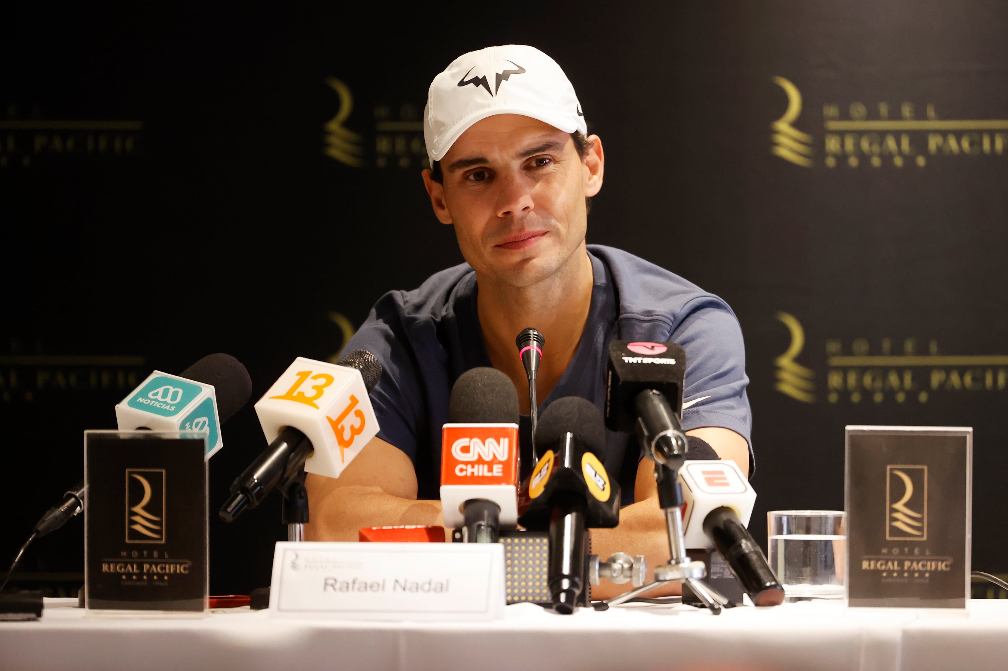 El tenista español Rafael Nadal habla durante una rueda de prensa previo al partido de exhibición que jugará el viernes frente al número uno chileno Alejandro Tabilo, en Santiago