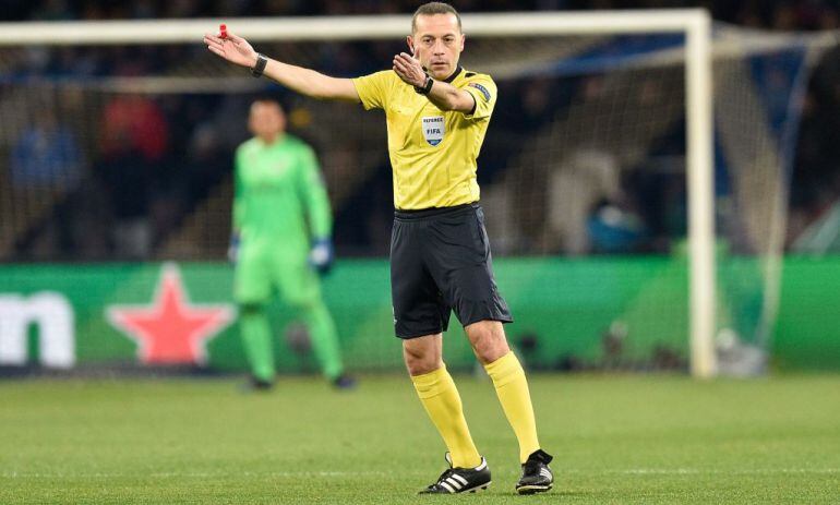 Cakir, durante el partido que enfrentó a Real Madrid y Nápoles en San Paolo