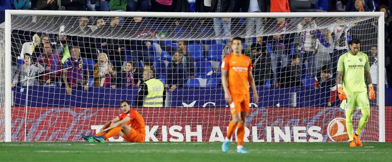 Los jugadores del CD Málaga tras caer derrotados ante el Levante